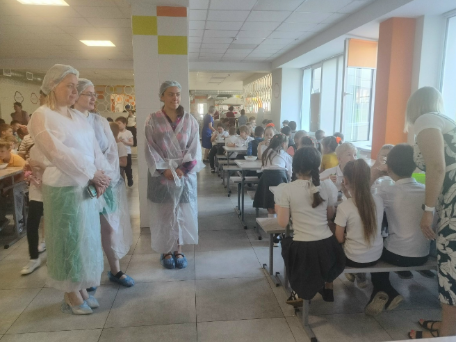 Дети на завтраке в столовой.
